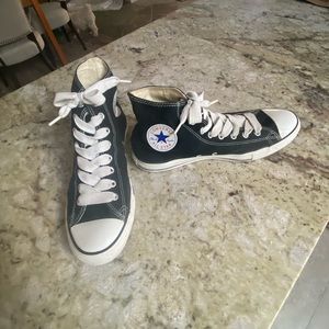 PRICE DROP. !!!   MEN/womens  CONVERSE black high tops  size 10. Clean